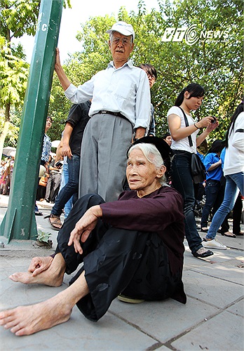 Tiếc cho cụ là cụ không thể đứng mãi ở trong hàng để rồi cụ cứ ngồi hỏi mãi: 'Ai giúp cho tôi được vào gặp Đại tướng lần cuối?'