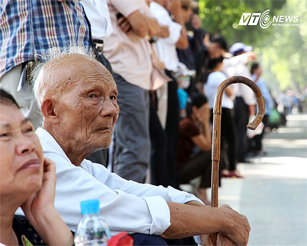 Còn ông cụ, nước mắt ngấn mãi ở bờ mi. Ông không khóc nổi, nỗi đau lặn sâu vào tim!