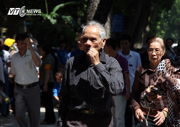 Ra về trong tiếng nấc nghẹn