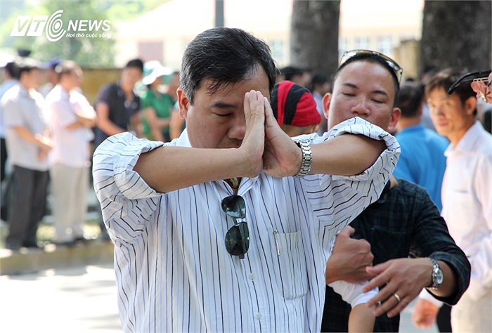 Một đồng bào đứng vái vọng vào trong.