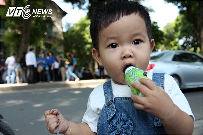 Cháu bé này còn quá nhỏ để hiểu dân tộc mình đang trong những ngày đau thương khi mất đi một vị tướng vĩ đại.