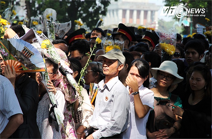Bất chấp nắng nóng, đông đúc, dòng người vẫn kiên trì nhẫn nại. Và nói như tiêu đề của một bài báo ngày hôm qua thì 'Nắng không làm khô nước mắt đồng bào khóc thương Đại tướng'.