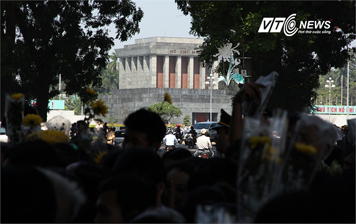 44 năm sau ngày Chủ tịch Hồ Chí Minh mãi mãi ra đi, đất nước lại trải qua những ngày bi tráng như hôm nay. Đại tướng về với Bác, để lại niềm tiếc thương vô hạn cho đồng bào.