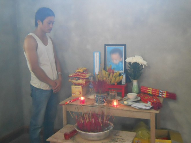  Người thân bên di ảnh của cháu Nhân.