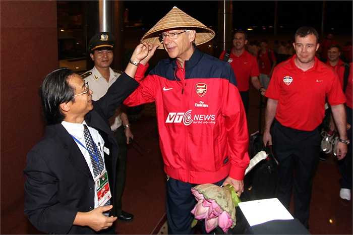 HLV Wenger đội nón lá, cầm đóa sen