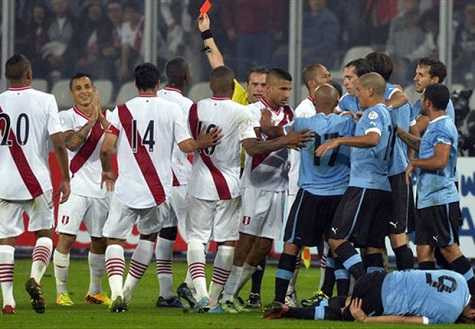 Suarez lại dính thêm scandal "xấu chơi"