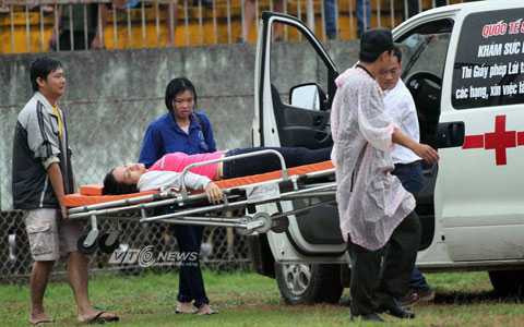 Cổ động viên Thanh Hóa ngất xỉu