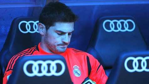 Casillas còn phải làm bạn với ghế dự bị dài dài