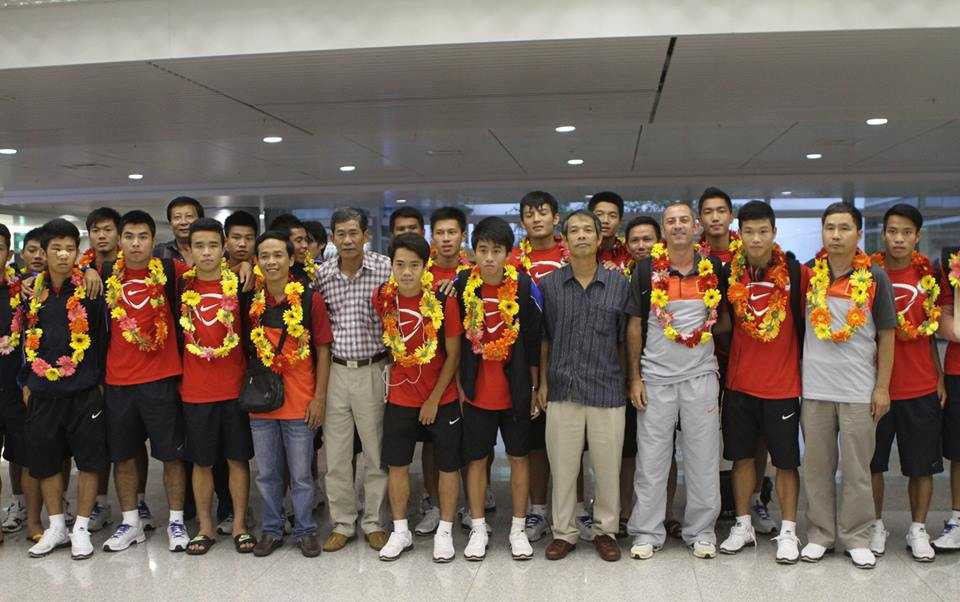 U19 Việt Nam được chào đón nhiệt liệt ở sân bay