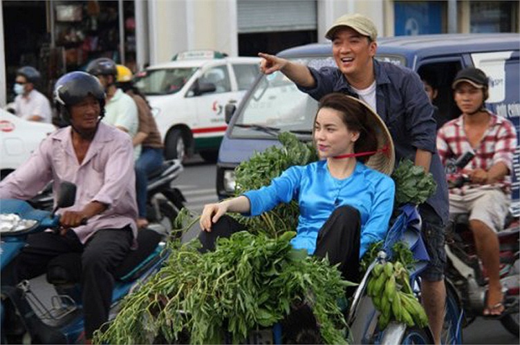 Đây là ảnh Đàm Vĩnh Hưng đạp xích lô chở Hồ Ngọc Hà đi bán rau gây chú ý trong ngày hôm nay.