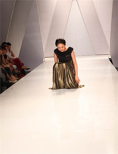 Trà My vồ ếch trong chương trình Thời trang & Đam mê tối 9/4 khi cô mặc bộ váy quá dài nên bị vấp phải váy. 