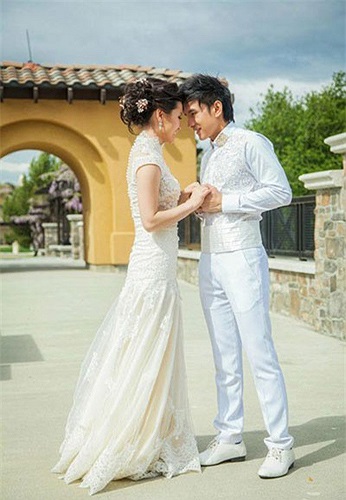 Thông tin Đan Trường cưới vợ là doanh nhân Thủy Tiên ở bên Mỹ vào ngày 24/4 tới tiếp tục nóng khi anh khoe thêm ảnh cưới.