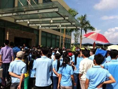 Hàng trăm công nhân vay kín phòng nhân sự Công ty May Wondo Vina bày tỏ bất bình về việc cán bộ phòng này hành hung công nhân.