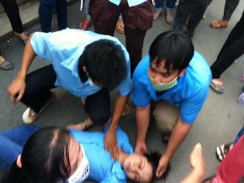 Một nữ công nhân ngất xỉu khi ngưng việc tập thể.