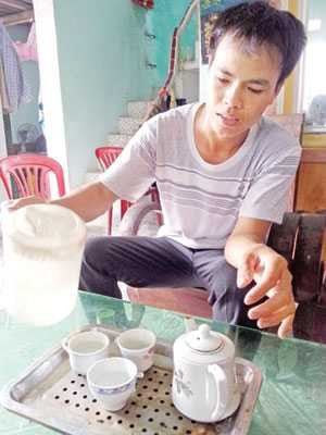 Anh Lê Bá Nguyện, con nuôi của bà Lê Thị Thúy cũng tố bà Thúy lừa bán 2,2 tấn hành trị giá 120 triệu đồng