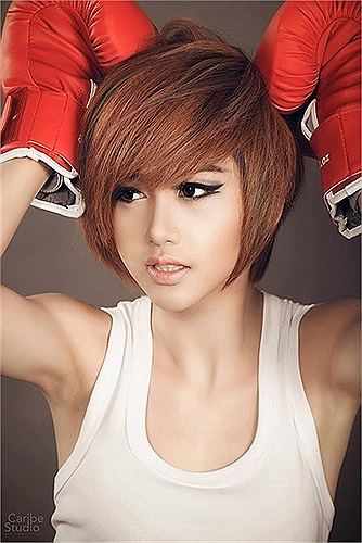 Tạo dáng mạnh mẽ cùng găng boxing