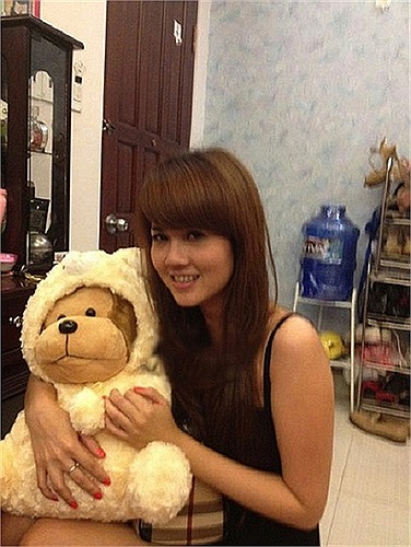 Ngoài khuôn mặt hơi có nét giống nhau, Ngọc Bích cũng sở hữu những số đo nóng bỏng không kém cô em.