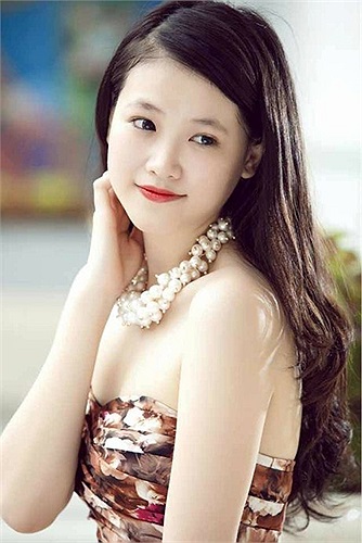 Có lẽ đó là lý do vì sao người chị kết nghĩa Ngọc Trinh mang cô tới giao cho ông trùm chân dài Vũ Khắc Tiệp.