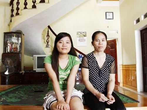 Hai mẹ con Thảo trong căn nhà đang rao bán 