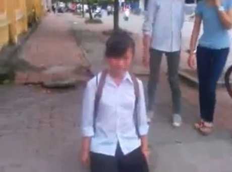Nữ sinh bắt bạn quỳ gối xin lỗi