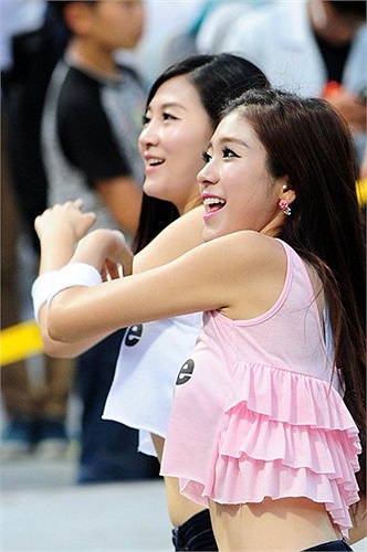 Hai cô gái xinh xắn đang thu hút mọi sự chú ý từ khán đài.