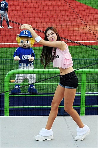 Ngoài thân hình lý tưởng, nữ sinh này còn rất mạnh về vũ đạo.