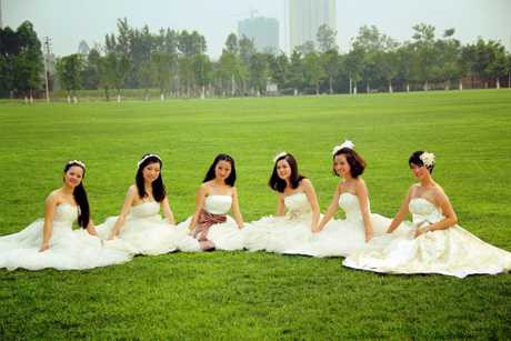 tốt nghiệp mặc váy cưới