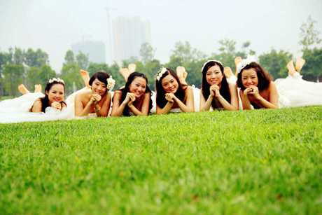 tốt nghiệp mặc váy cưới