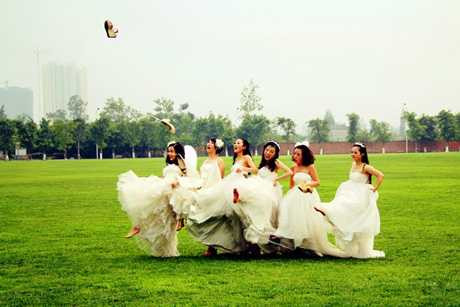 tốt nghiệp mặc váy cưới