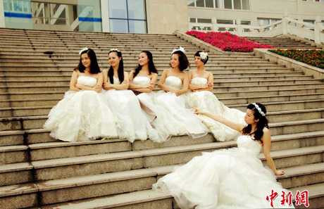 tốt nghiệp mặc váy cưới