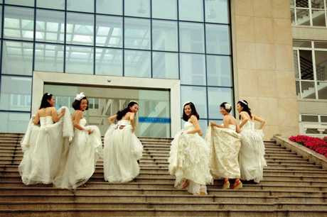 tốt nghiệp mặc váy cưới