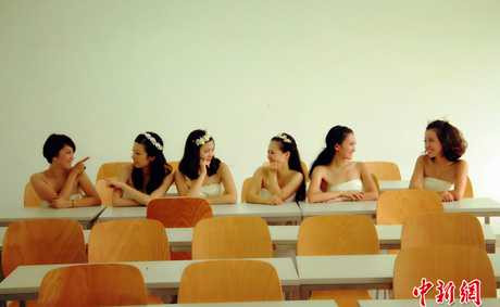 tốt nghiệp mặc váy cưới