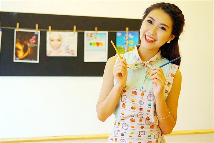 Linh có một làn da trắng, nét đẹp tươi tắn và luôn vui tươi