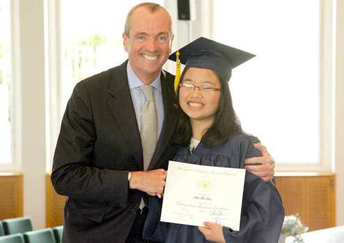 Anh Thơ nhận bằng khen của Tổng thống Obama từ đại sứ Mỹ Philip Murphy.