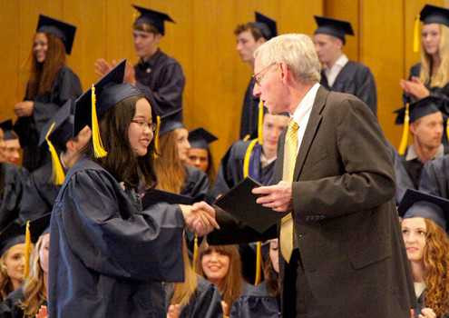 Thầy hiệu trưởng Kelly (trường John F Kennedy) trao bằng tốt nghiệp (hết lớp 12) cho Anh Thơ.