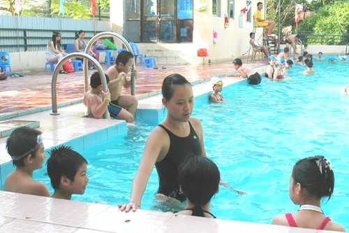 Nữ sinh Ngoại giao dạy bơi kiếm 100 triệu/tháng