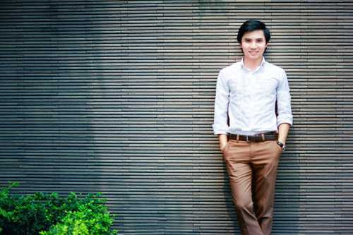 Thầy giáo trẻ Mai Tuấn Nam và sinh viên ĐH Ngoại thương. 