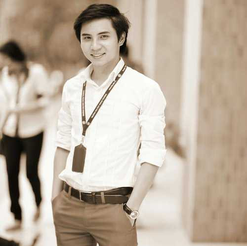 Thầy giáo trẻ Mai Tuấn Nam và sinh viên ĐH Ngoại thương. 