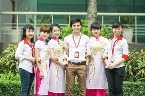 Thầy giáo trẻ Mai Tuấn Nam và sinh viên ĐH Ngoại thương. 