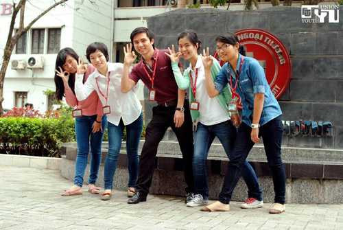 Thầy giáo trẻ Mai Tuấn Nam và sinh viên ĐH Ngoại thương. 