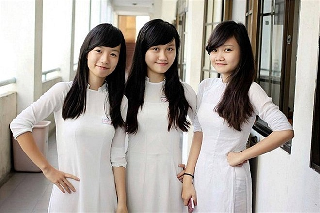 Đặc biệt là nụ cười trong sáng, in đậm kí ức tuổi học trò. Dù cho diện đồng phục học đường hay bất kì trang phục tự do nào khác đều toát lên vẻ tinh khiết đến lạ 