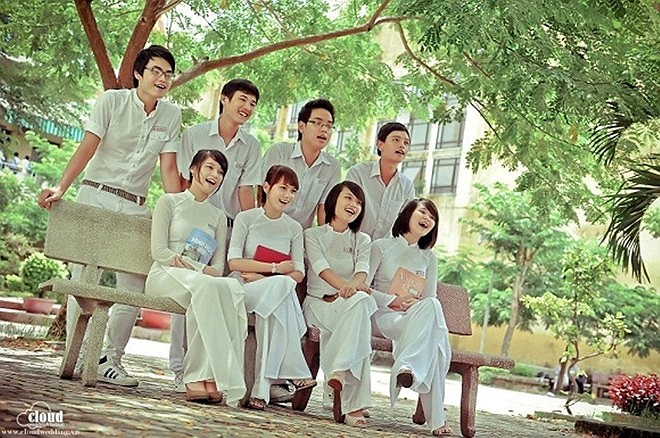 Ghi điểm với gương mặt mộc mạc, không tì vết cùng mái tóc đen dài nhẹ nhàng.