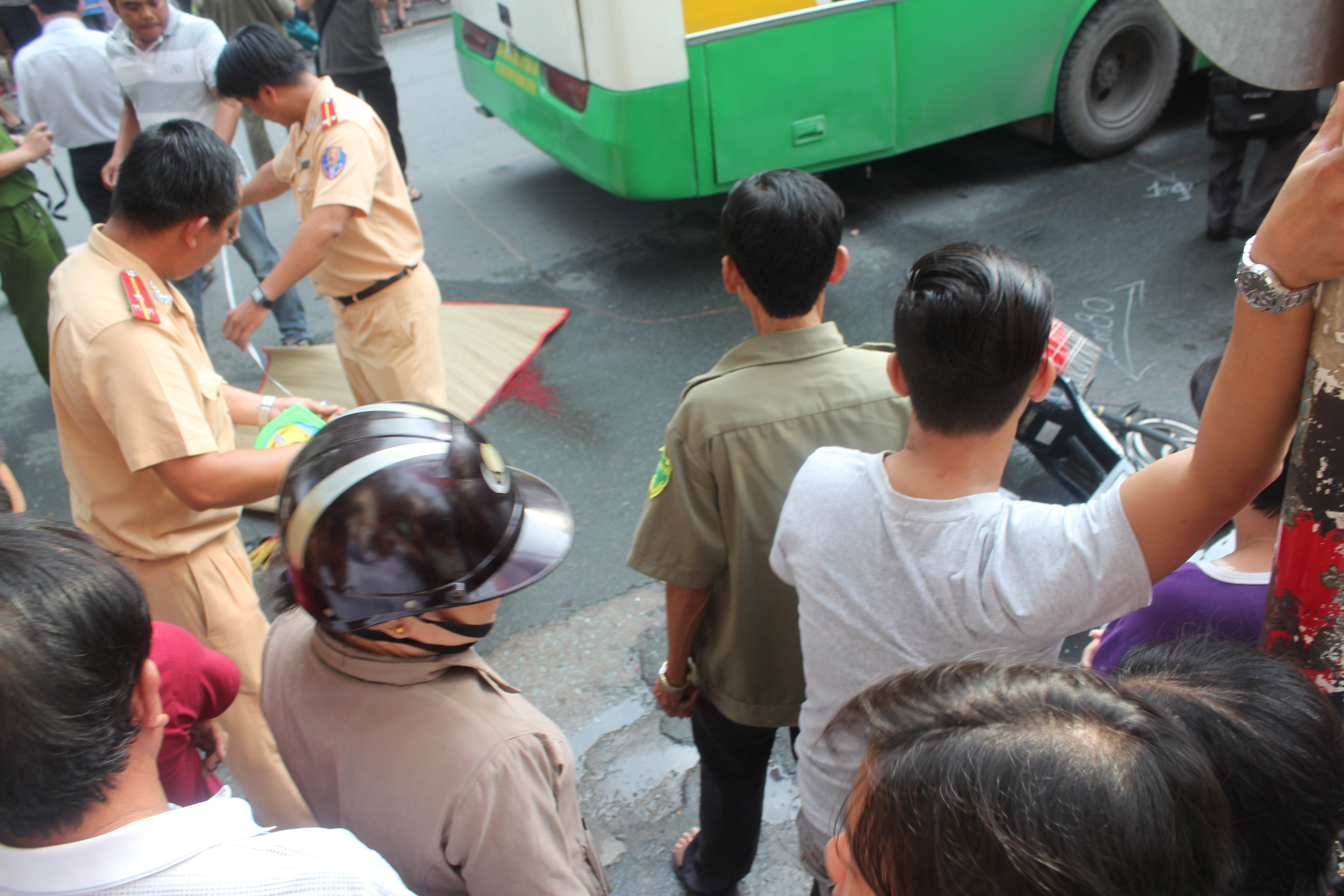 TP.HCM, tai nạn, xe buýt, Lê Văn Sỹ, quận 3, thiếu nữ