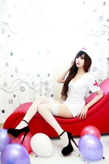 Nữ sinh Việt cosplay thành y tá gợi cảm