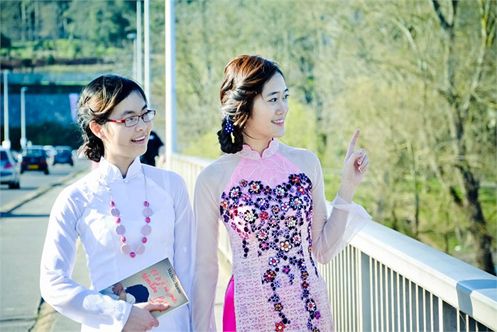 Nữ sinh Thảo Nguyên, Thanh Nga trong bộ ảnh: Nét đẹp Việt giữa lòng Châu Âu