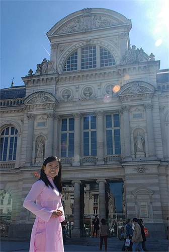 Lại Thanh Loan: Trải qua bao năm tháng chiến tranh, chiếc áo dài vẫn là biểu trưng của phụ nữ Việt. Niềm tự hào văn hóa đó không hề giảm dù sinh viên chúng ta đang sống ở xứ người! 