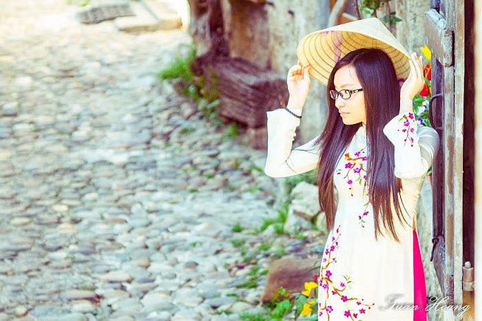 Cô nữ sinh Việt Nam duyên dáng trong tà áo dài truyền thống trong ngôi thành cổ đại của nước Pháp