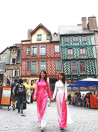 Rennes thơ mộng hơn cùng tà áo dài