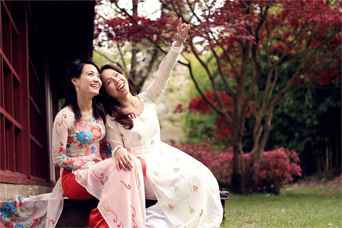 Hai mẫu nữ ngồi trước thềm nhà ngắm hoa anh đào rơi, nụ cười tươi duyên dáng chỉ lên cây mỗi khi có làn gió thổi qua làm hoa rơi rụng trắng cả sân vườn; những vệt nắng chiếu qua hàng cây càng làm cho khung cảnh trở nên dịu dàng và nhẹ nhàng 