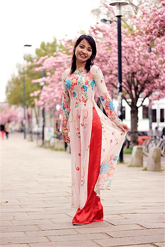 Nữ sinh Việt khoe áo dài thướt tha trên con đường đầy hoa